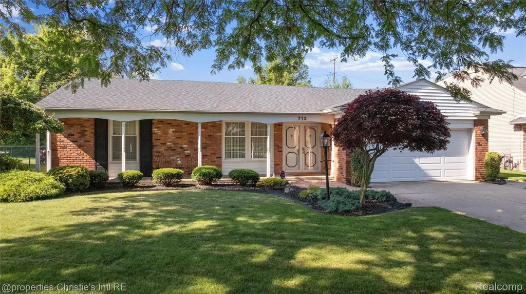 713 Moorland Drive Grosse Pointe Woods City MI 48236