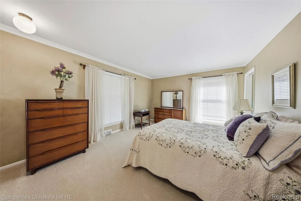 713 Moorland Drive Grosse Pointe Woods City MI 48236