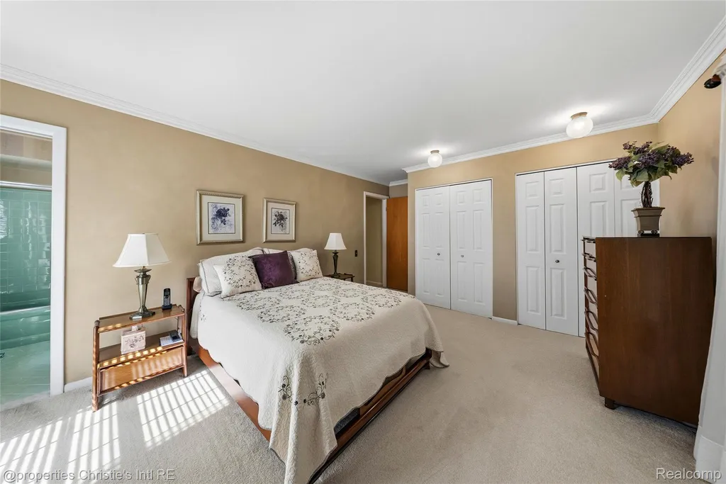 713 Moorland Drive Grosse Pointe Woods City MI 48236
