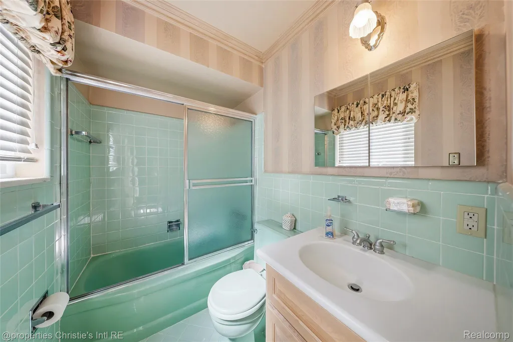 713 Moorland Drive Grosse Pointe Woods City MI 48236
