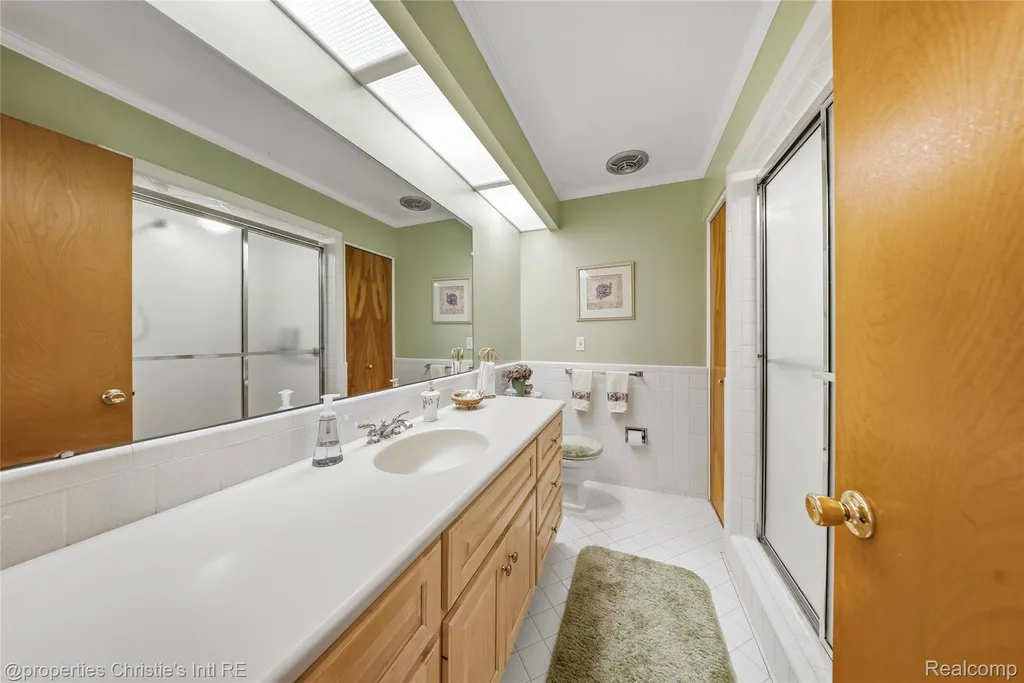 713 Moorland Drive Grosse Pointe Woods City MI 48236