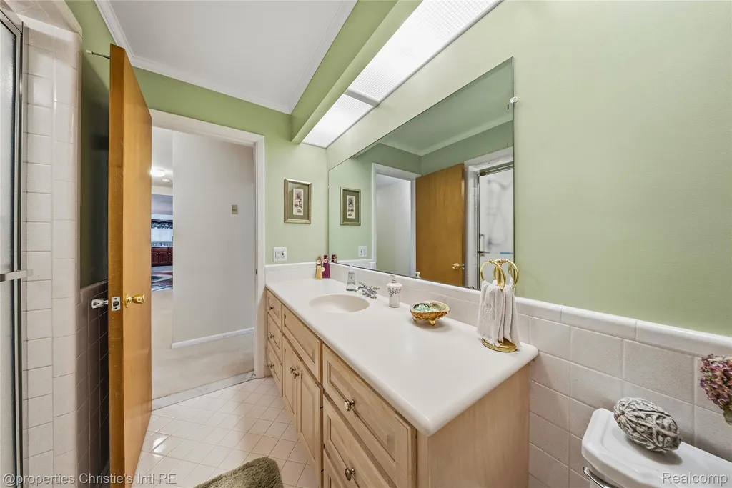 713 Moorland Drive Grosse Pointe Woods City MI 48236