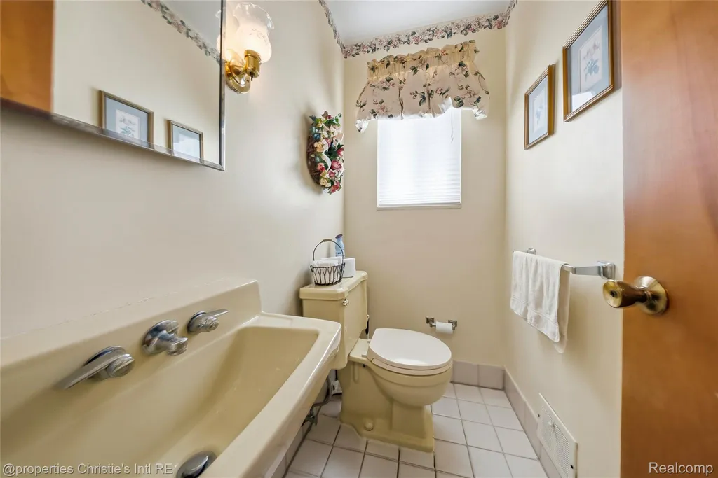 713 Moorland Drive Grosse Pointe Woods City MI 48236