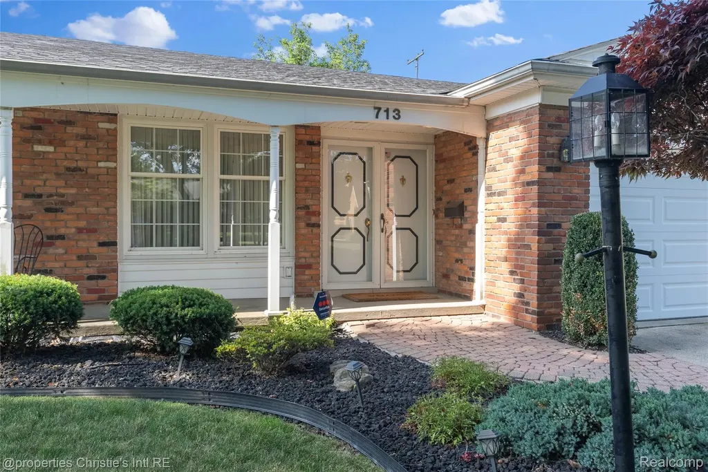 713 Moorland Drive Grosse Pointe Woods City MI 48236