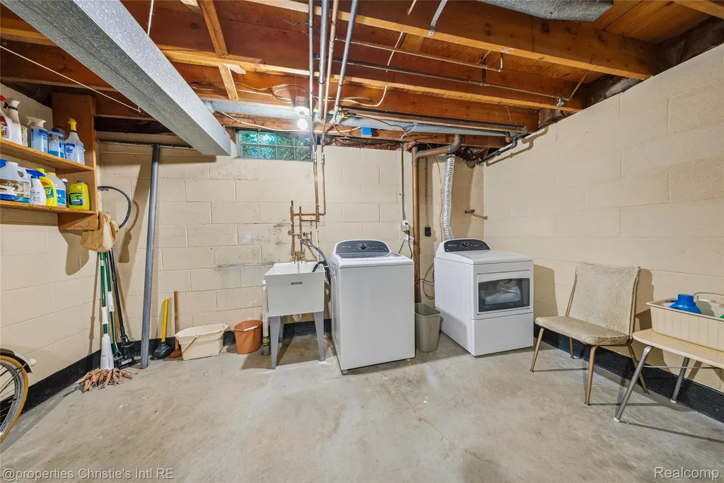 713 Moorland Drive Grosse Pointe Woods City MI 48236