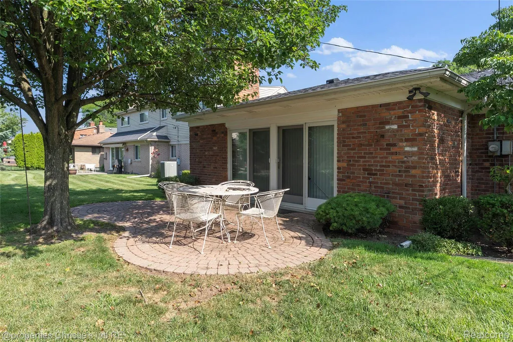 713 Moorland Drive Grosse Pointe Woods City MI 48236