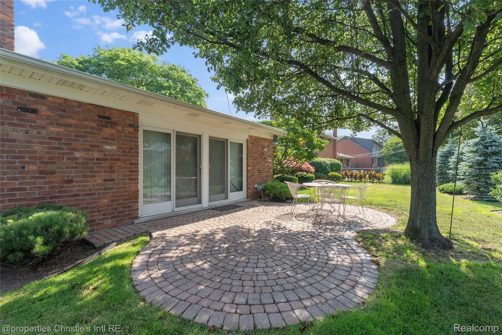 713 Moorland Drive Grosse Pointe Woods City MI 48236
