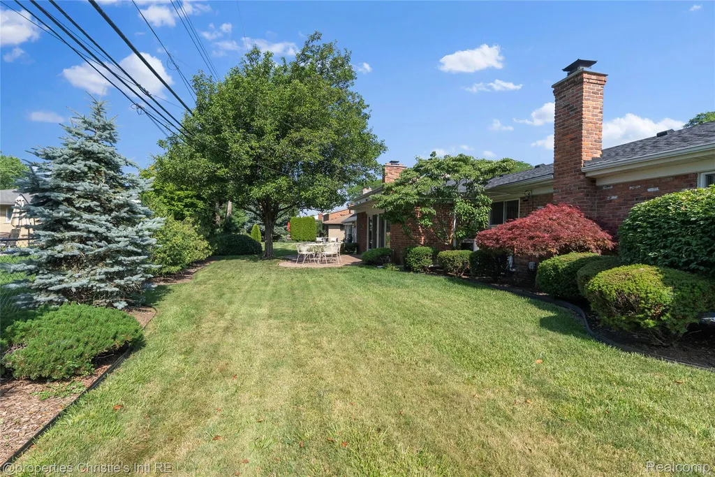713 Moorland Drive Grosse Pointe Woods City MI 48236