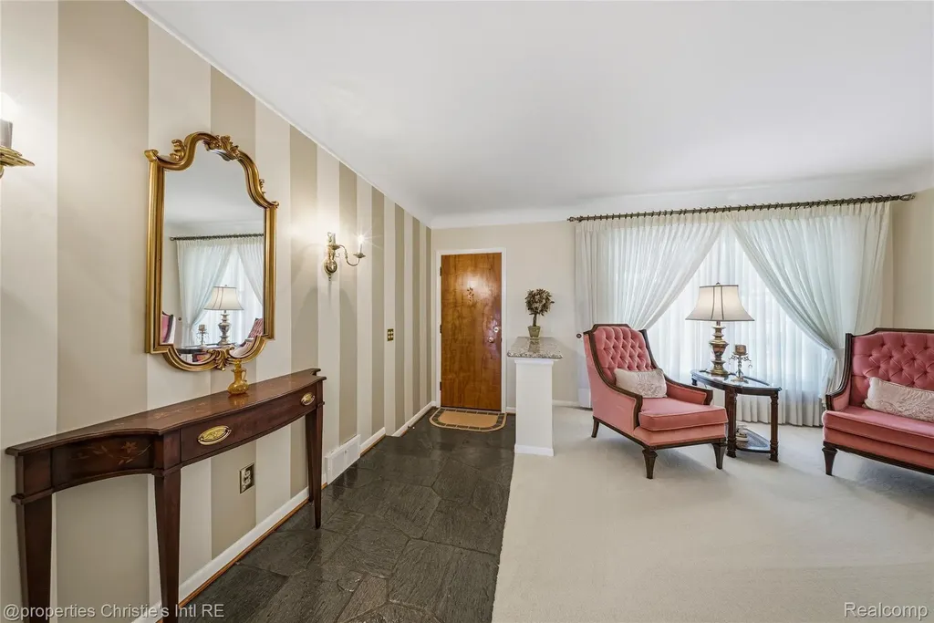 713 Moorland Drive Grosse Pointe Woods City MI 48236