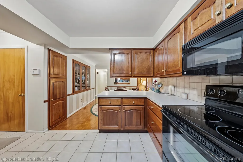 713 Moorland Drive Grosse Pointe Woods City MI 48236