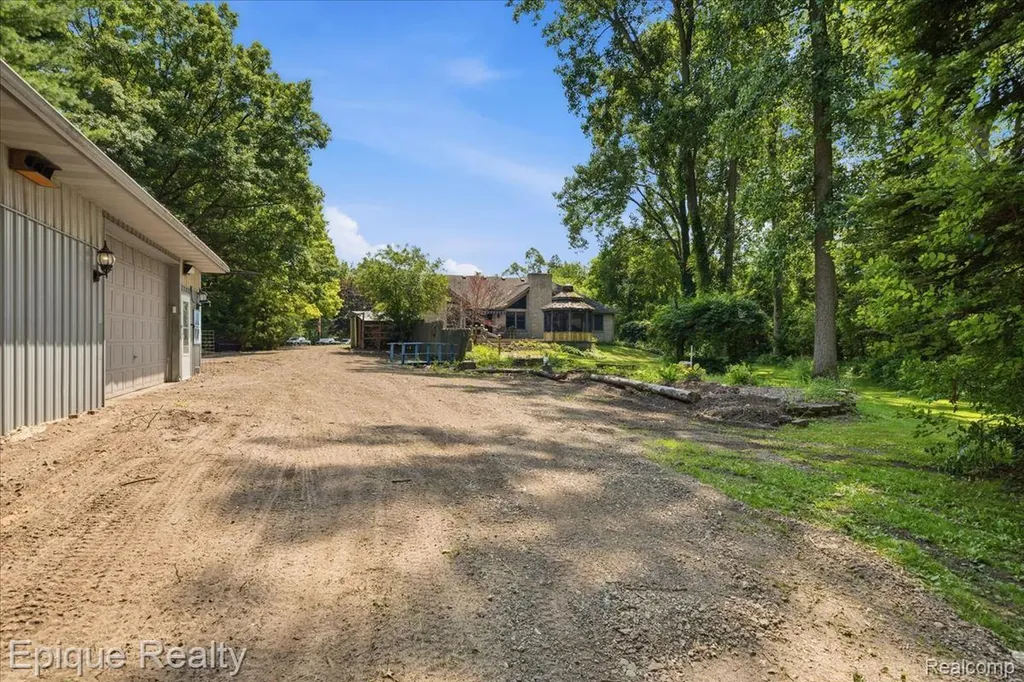 22520 Waltz Road Huron Charter Township MI 48164