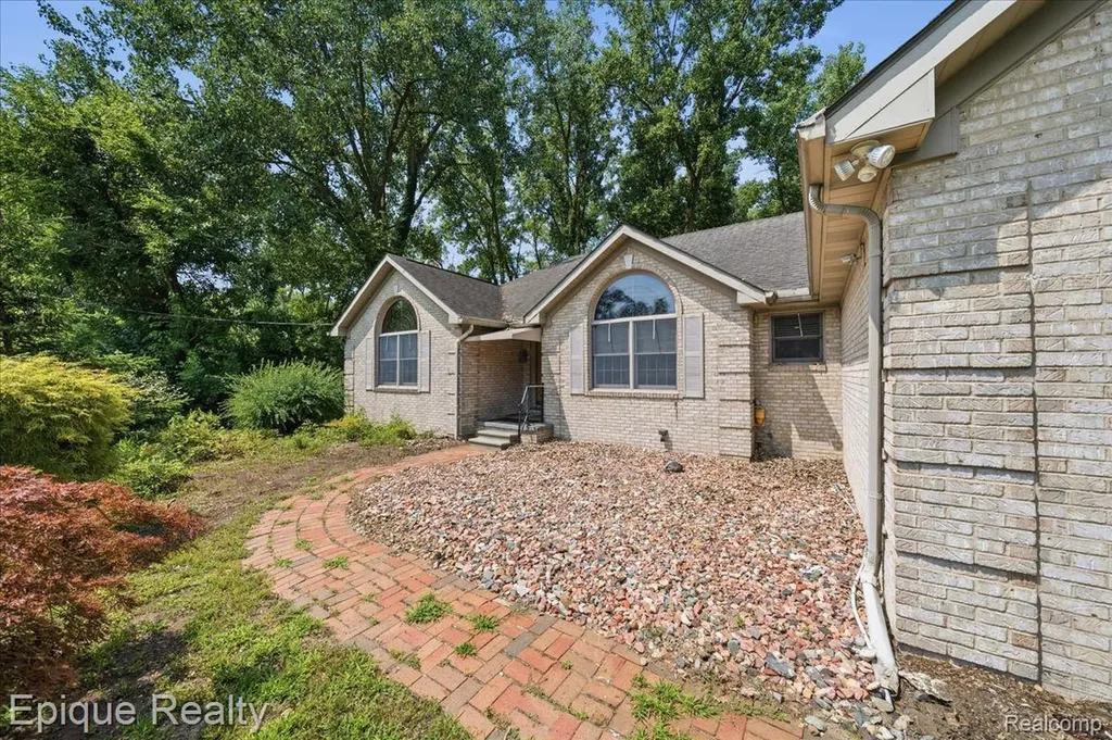22520 Waltz Road Huron Charter Township MI 48164