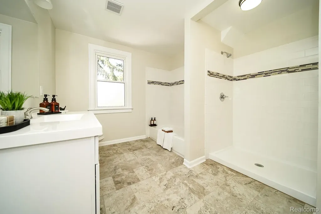 11399 Seminole Redford Charter Township MI 48239