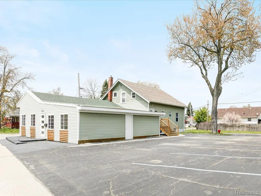 1639 Lapeer Avenue Port Huron City MI 48060