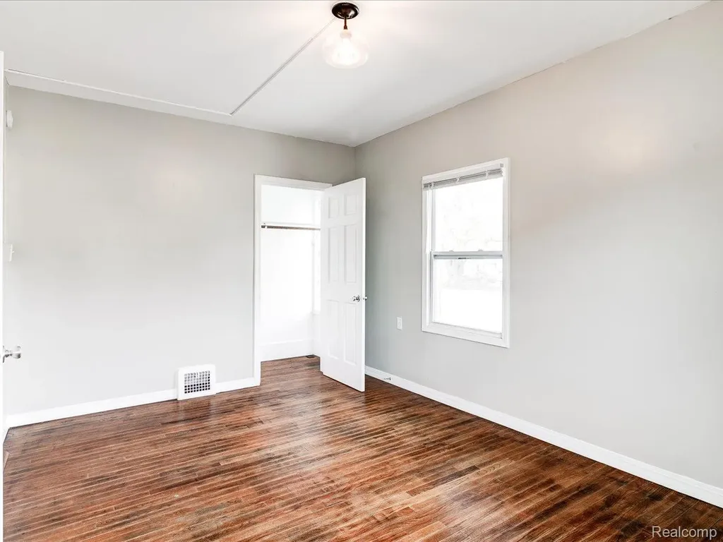 1639 Lapeer Avenue Port Huron City MI 48060