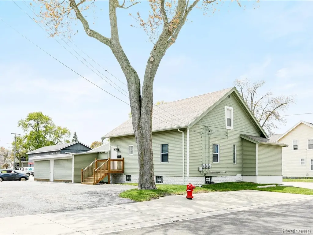 1639 Lapeer Avenue Port Huron City MI 48060
