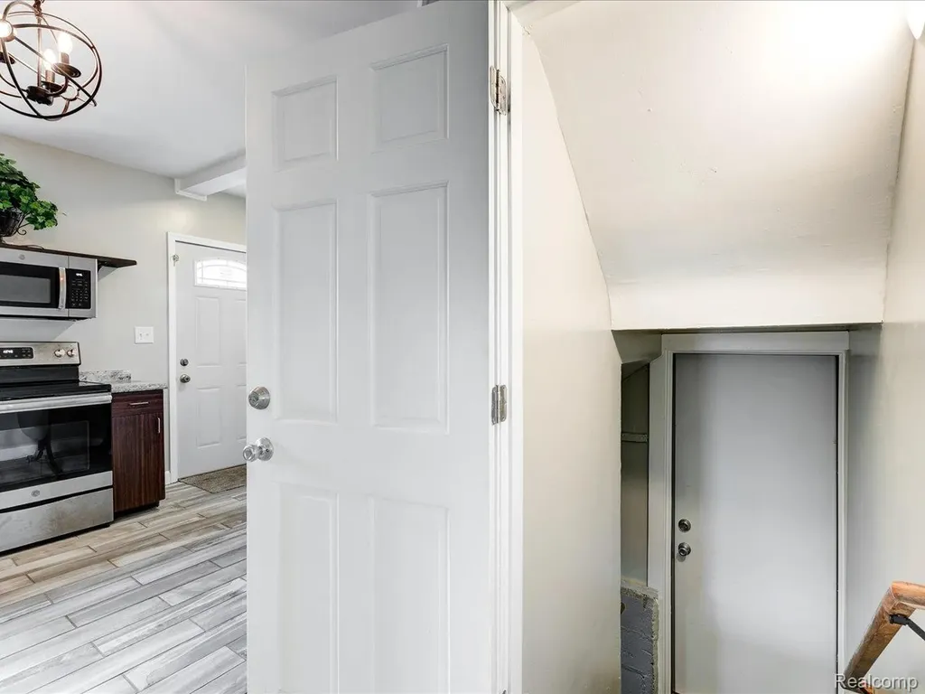 1639 Lapeer Avenue Port Huron City MI 48060