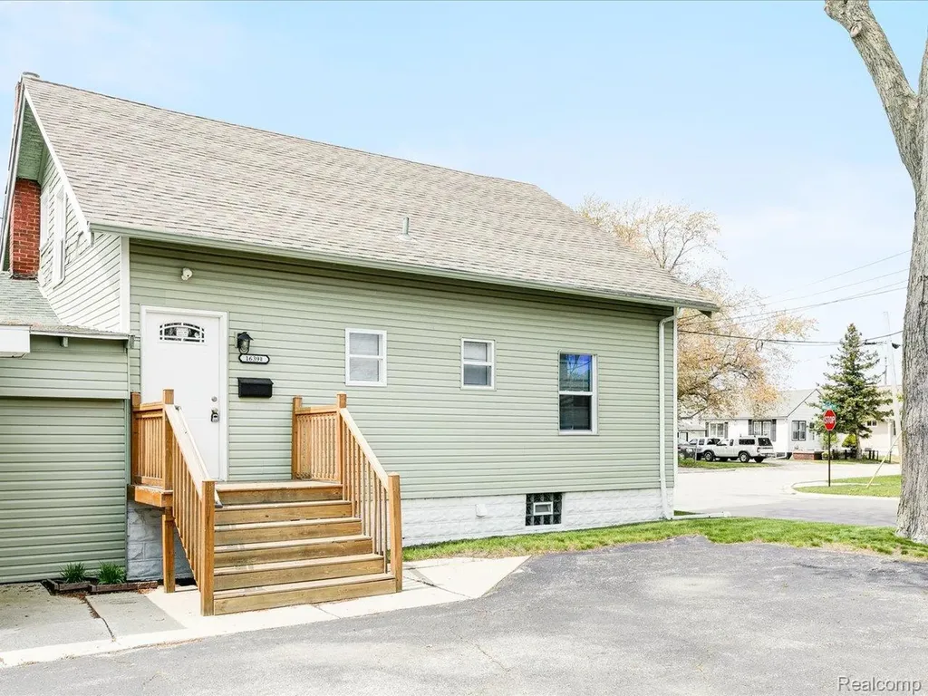 1639 Lapeer Avenue Port Huron City MI 48060