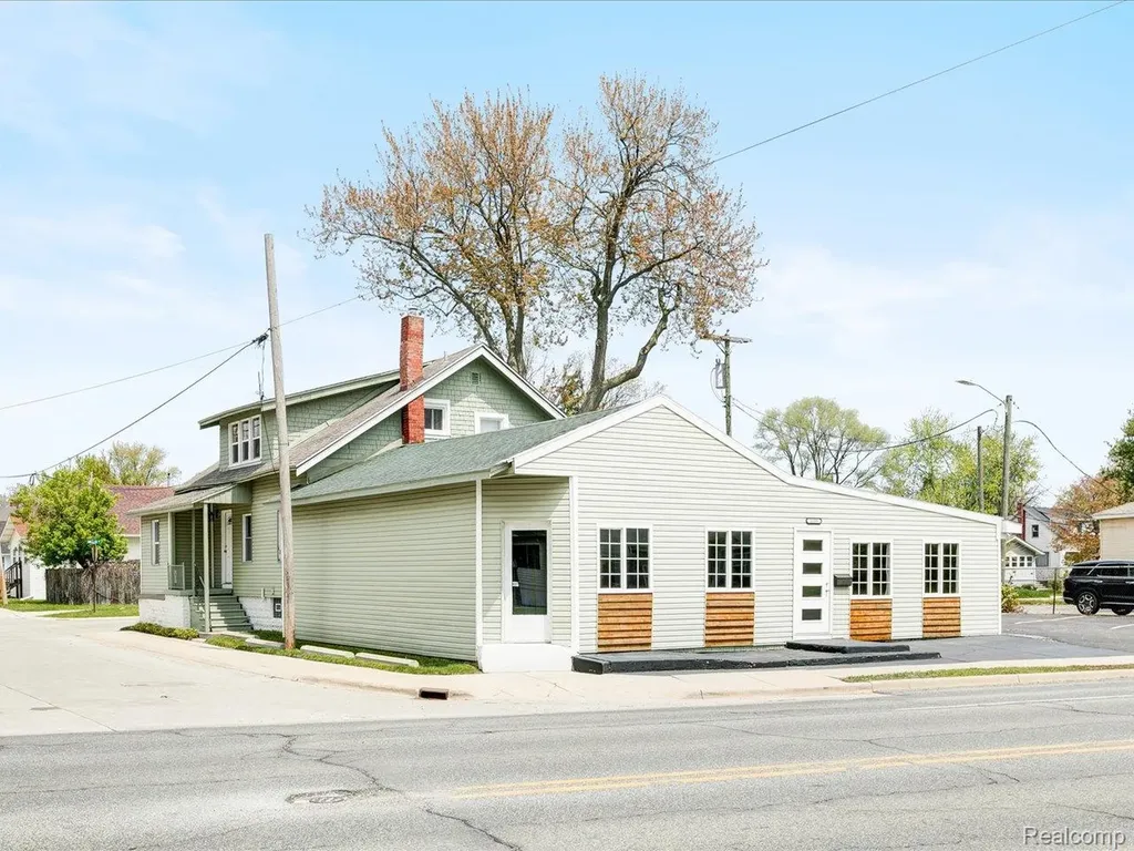 1639 Lapeer Avenue Port Huron City MI 48060