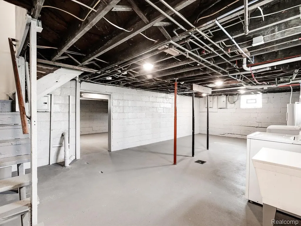 1639 Lapeer Avenue Port Huron City MI 48060