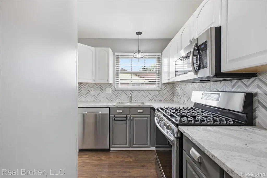 40424 Newport Drive Plymouth Charter Township MI 48170