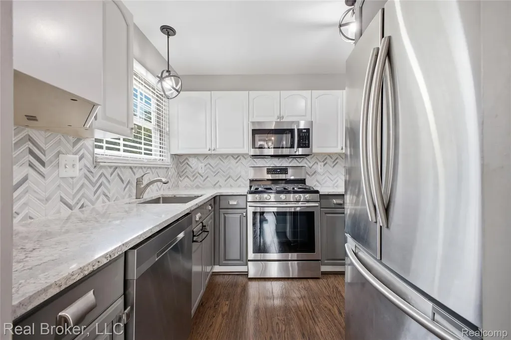 40424 Newport Drive Plymouth Charter Township MI 48170