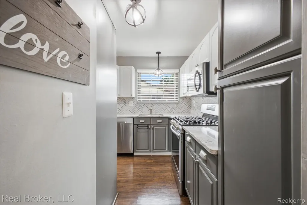 40424 Newport Drive Plymouth Charter Township MI 48170