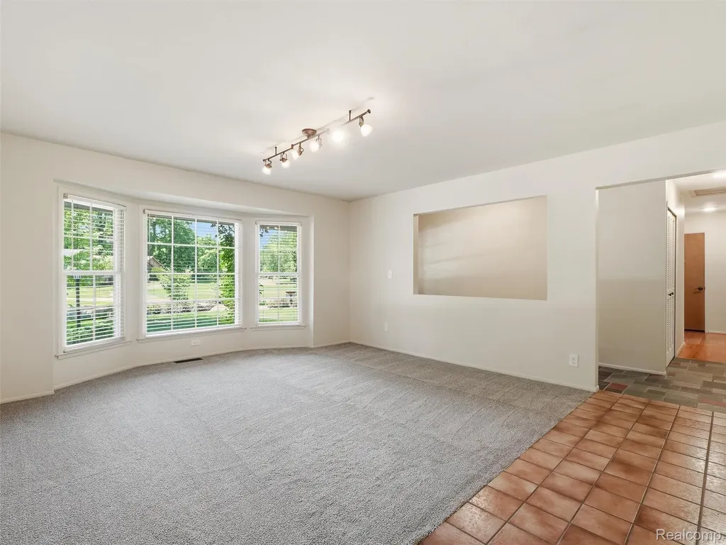 31526 Sunset Drive Beverly Hills Village MI 48025