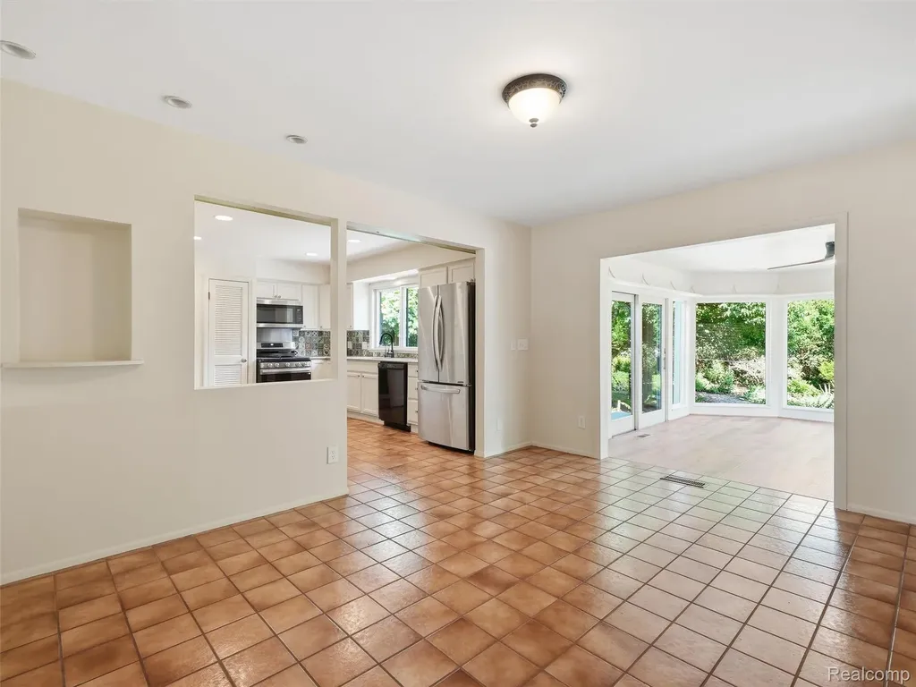 31526 Sunset Drive Beverly Hills Village MI 48025