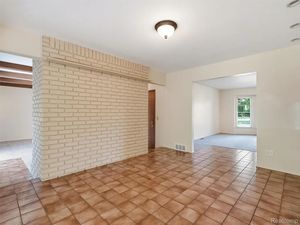 31526 Sunset Drive Beverly Hills Village MI 48025