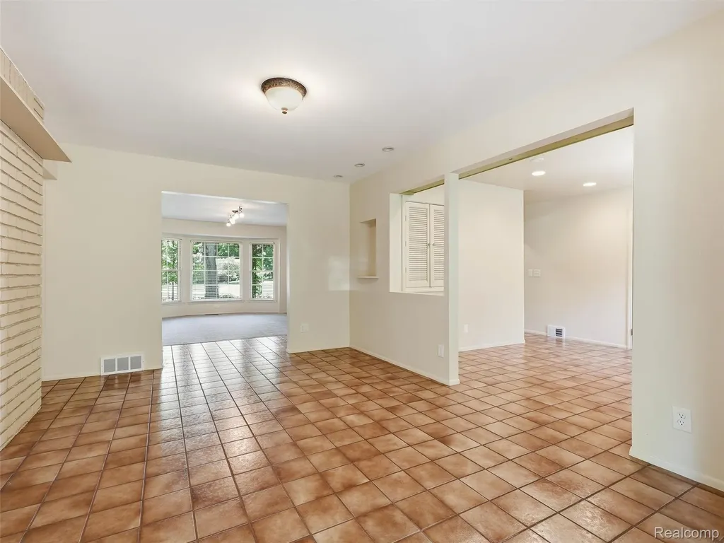 31526 Sunset Drive Beverly Hills Village MI 48025