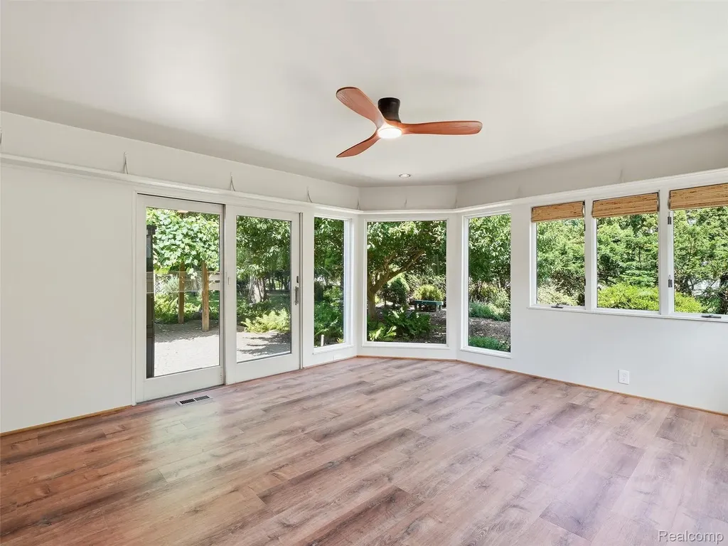 31526 Sunset Drive Beverly Hills Village MI 48025