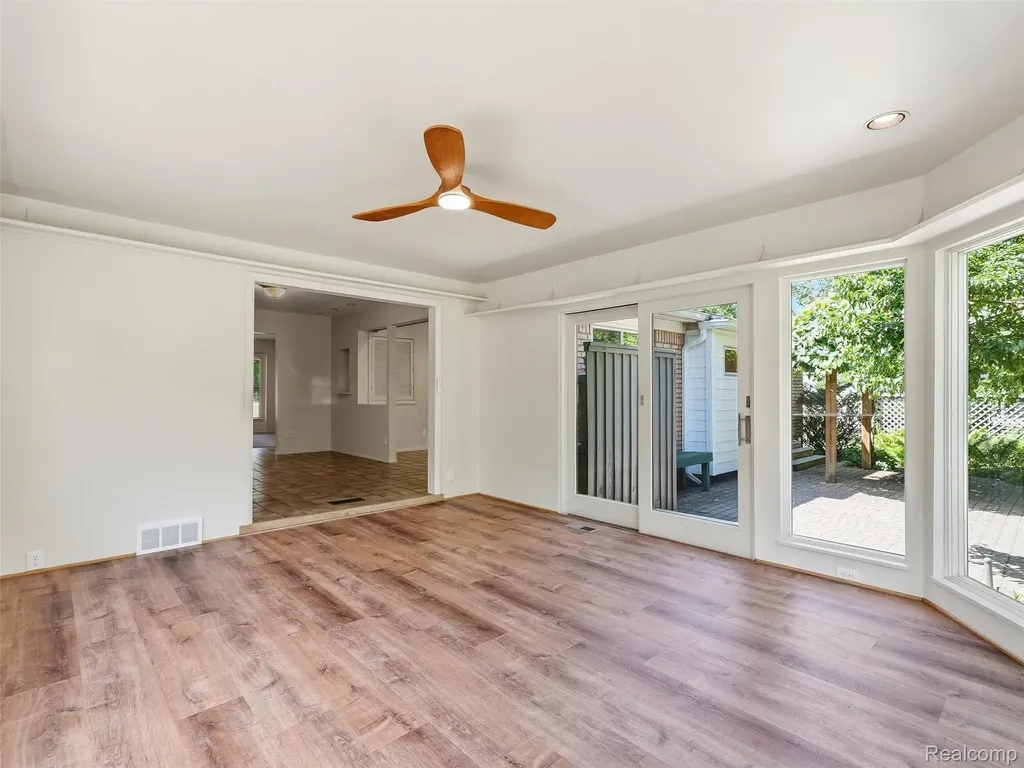 31526 Sunset Drive Beverly Hills Village MI 48025