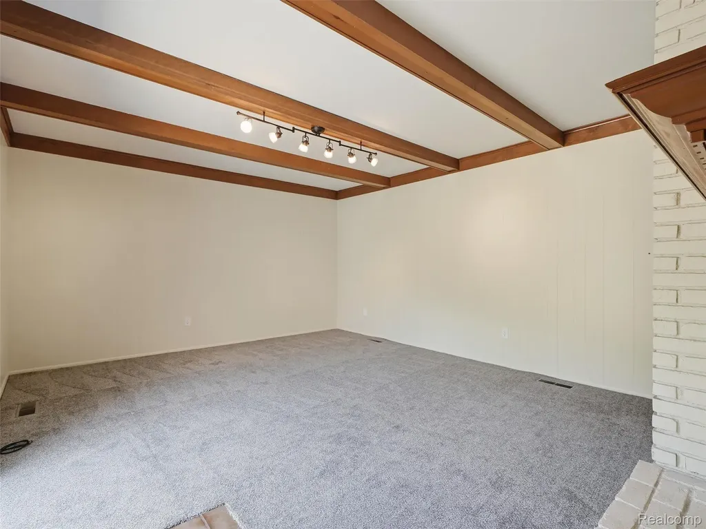 31526 Sunset Drive Beverly Hills Village MI 48025