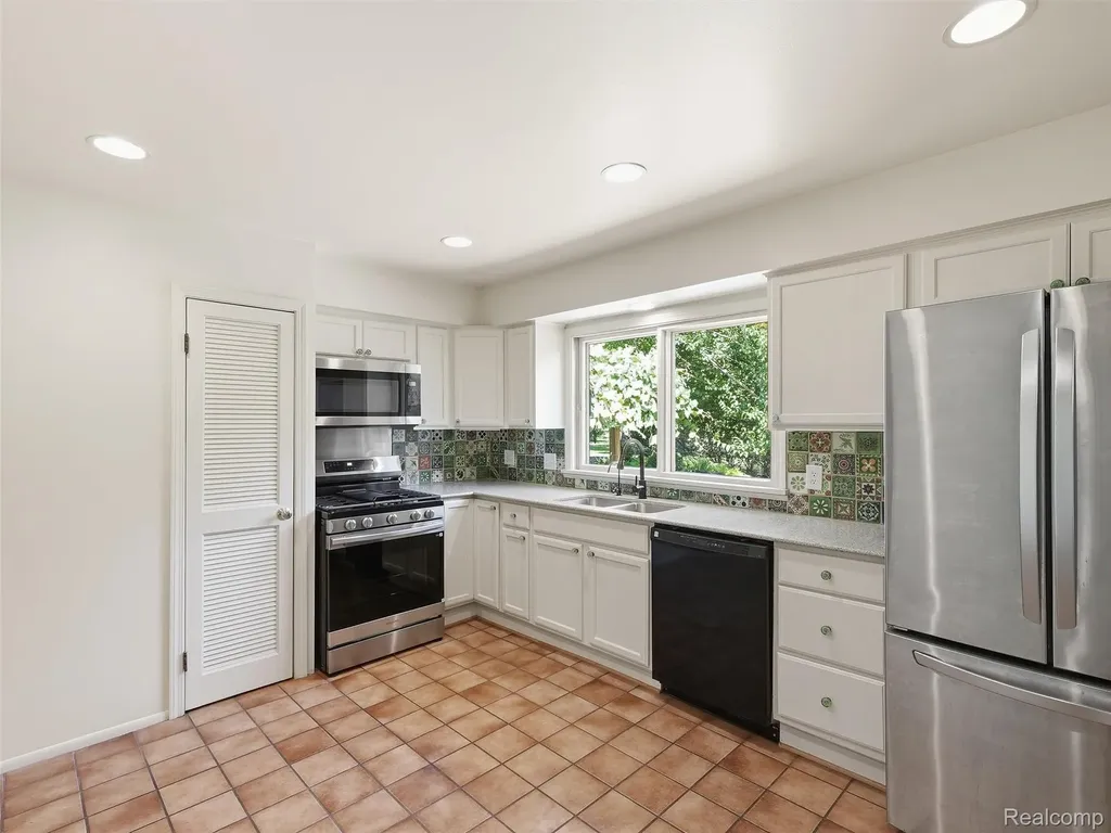 31526 Sunset Drive Beverly Hills Village MI 48025