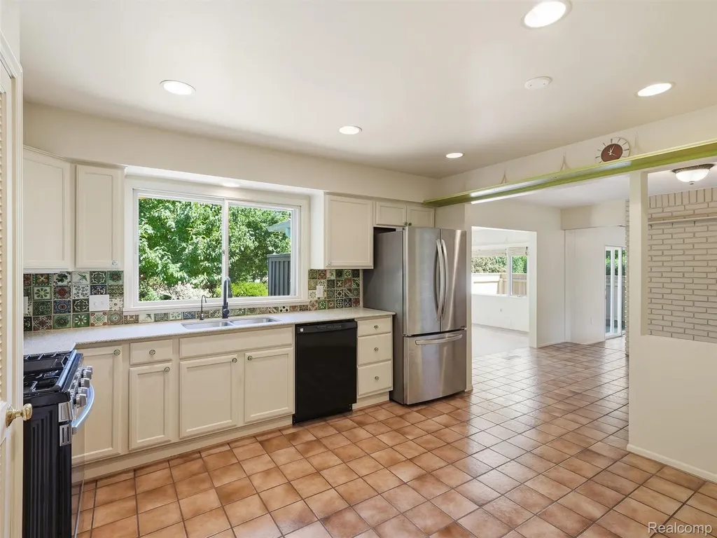 31526 Sunset Drive Beverly Hills Village MI 48025