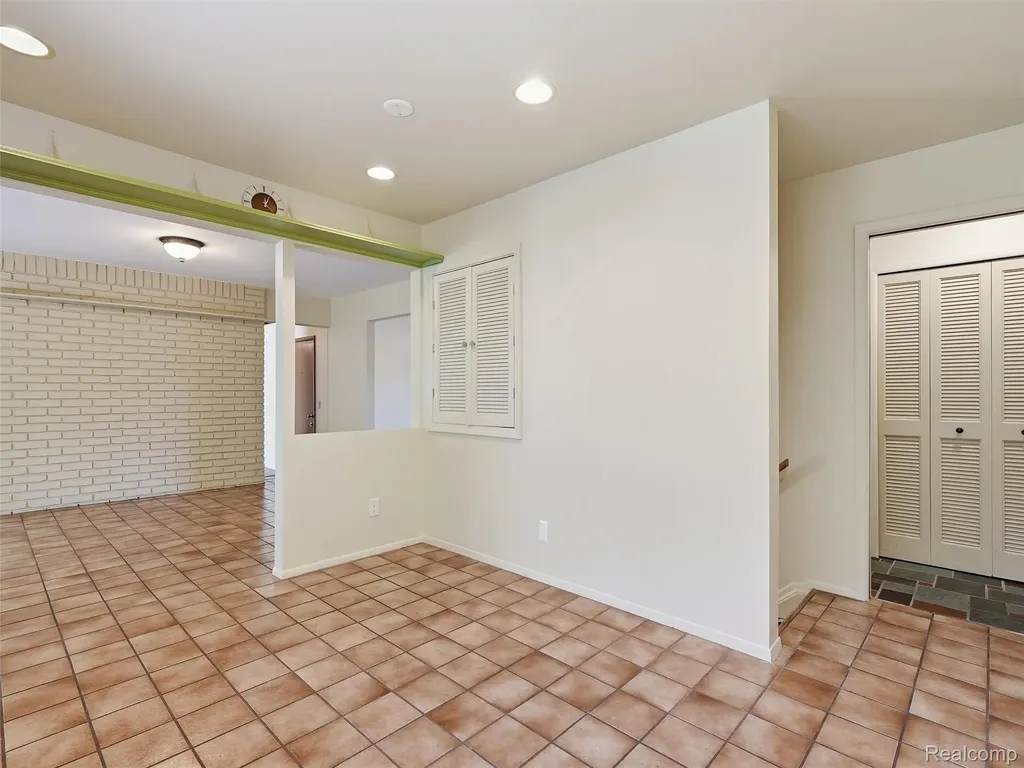 31526 Sunset Drive Beverly Hills Village MI 48025
