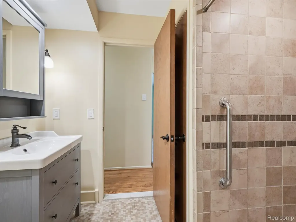 31526 Sunset Drive Beverly Hills Village MI 48025