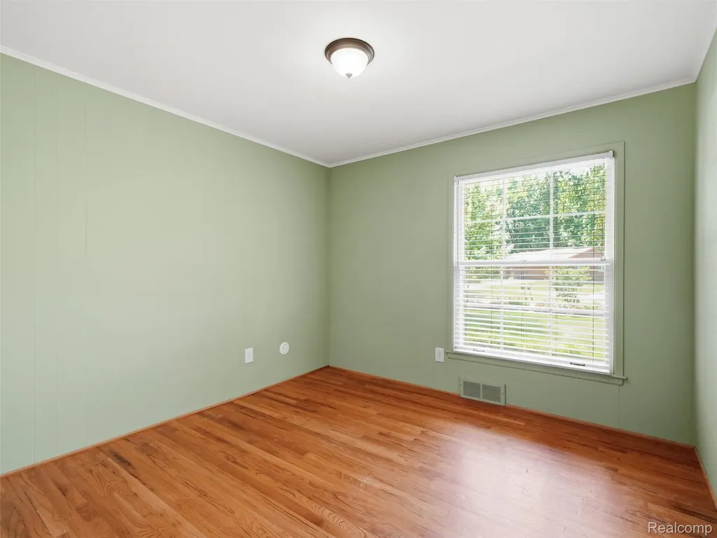 31526 Sunset Drive Beverly Hills Village MI 48025