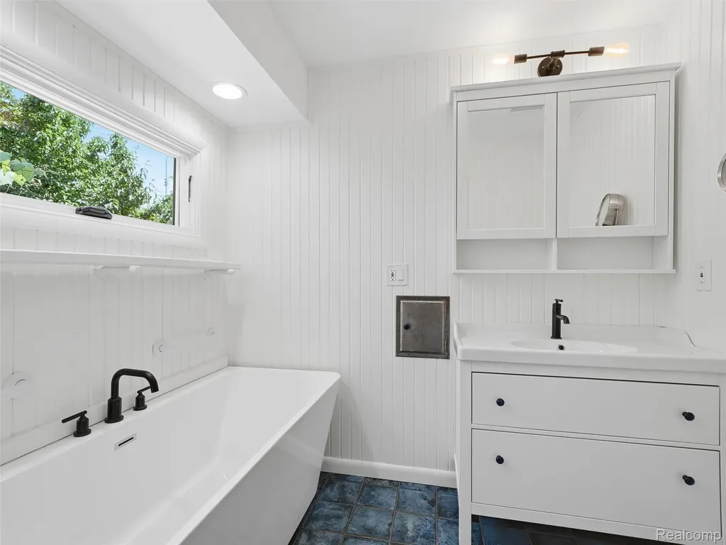 31526 Sunset Drive Beverly Hills Village MI 48025