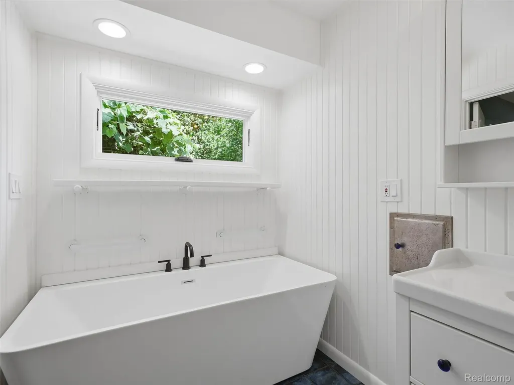31526 Sunset Drive Beverly Hills Village MI 48025