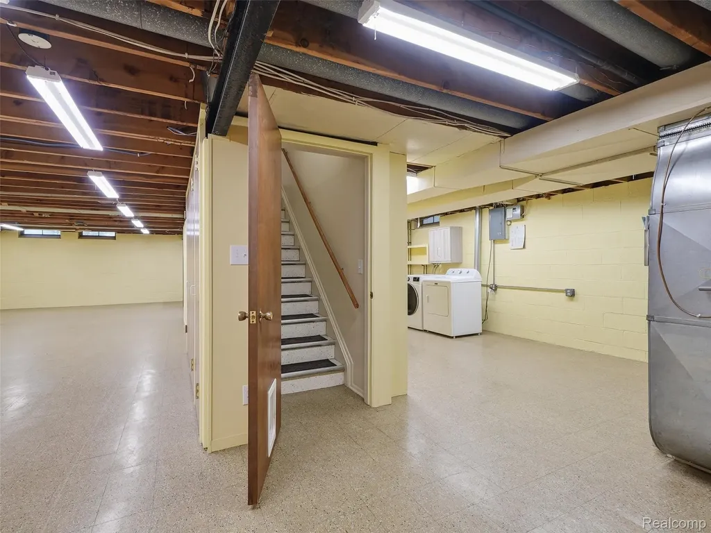 31526 Sunset Drive Beverly Hills Village MI 48025