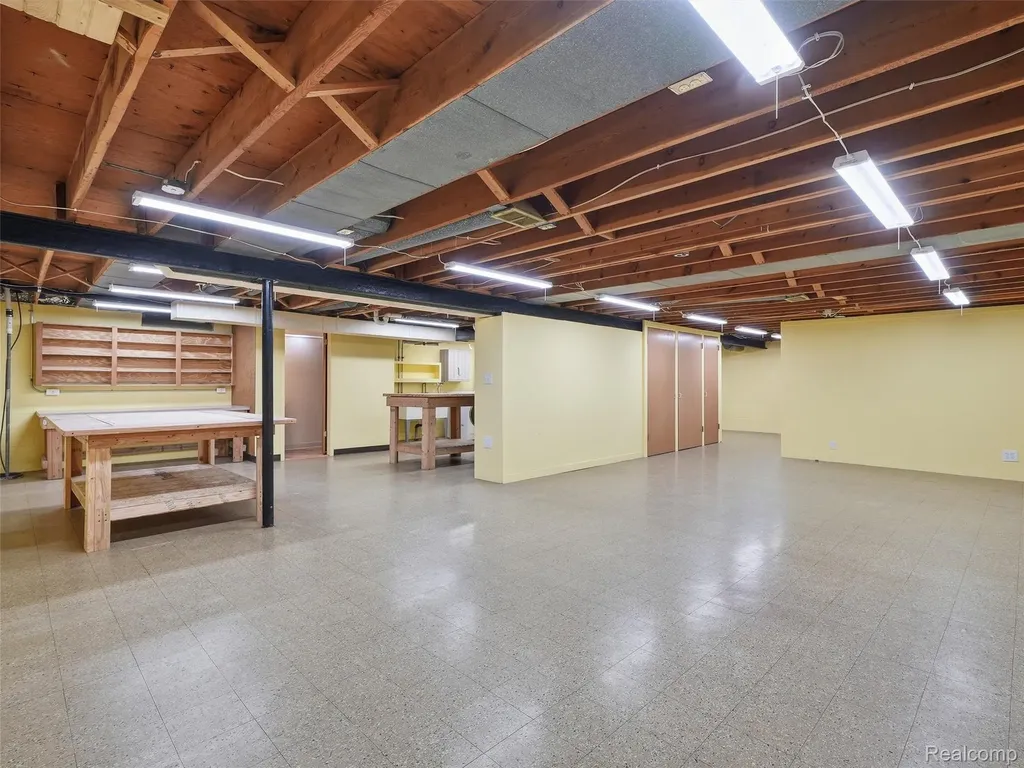 31526 Sunset Drive Beverly Hills Village MI 48025