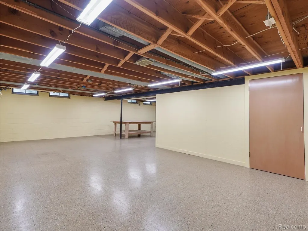 31526 Sunset Drive Beverly Hills Village MI 48025