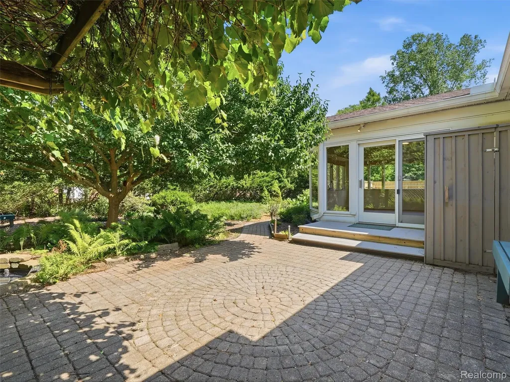 31526 Sunset Drive Beverly Hills Village MI 48025
