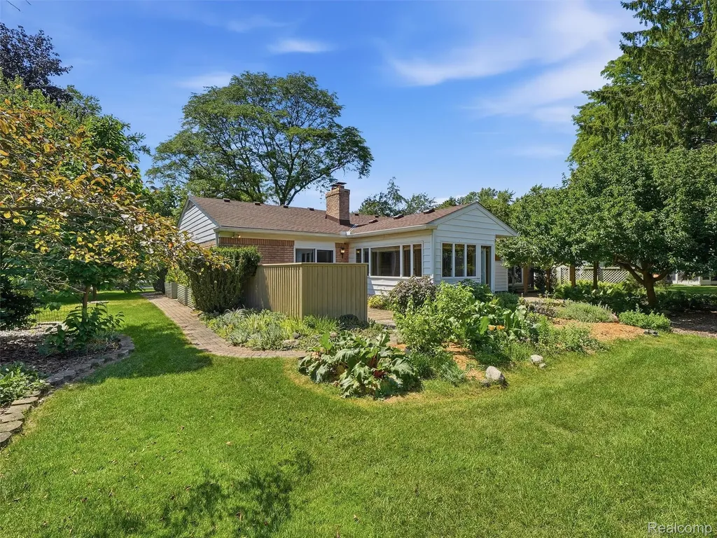 31526 Sunset Drive Beverly Hills Village MI 48025