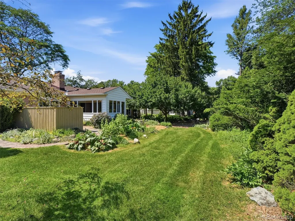 31526 Sunset Drive Beverly Hills Village MI 48025