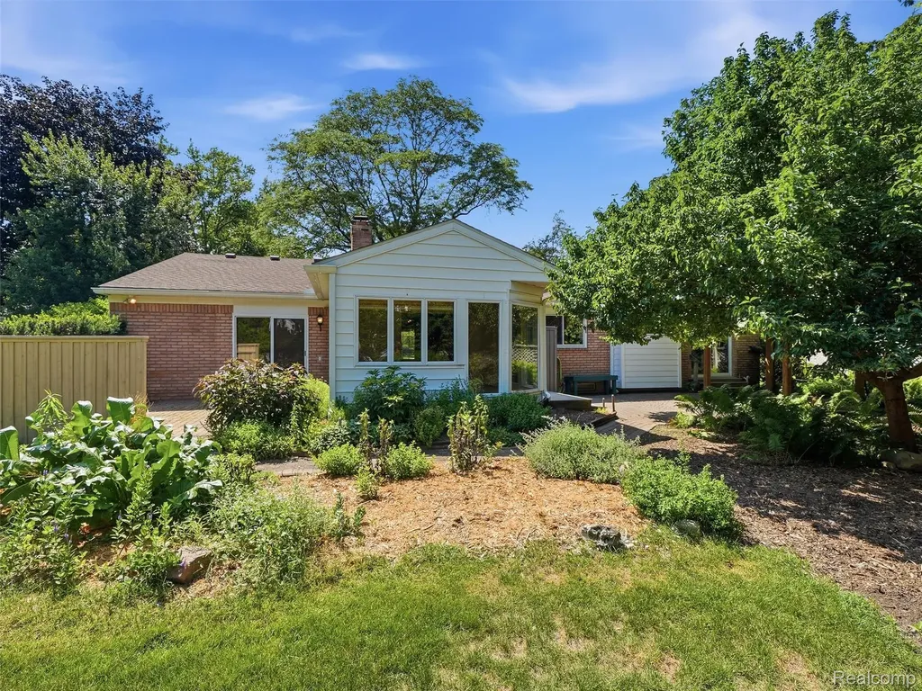 31526 Sunset Drive Beverly Hills Village MI 48025
