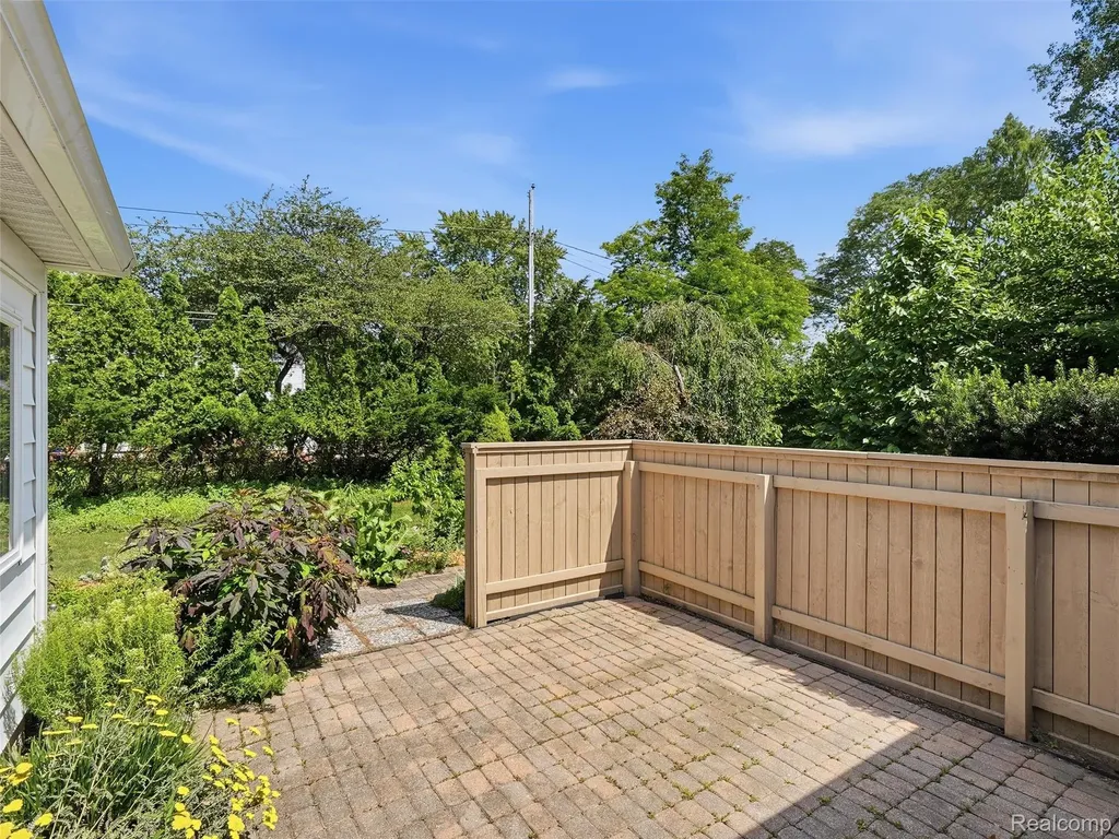31526 Sunset Drive Beverly Hills Village MI 48025