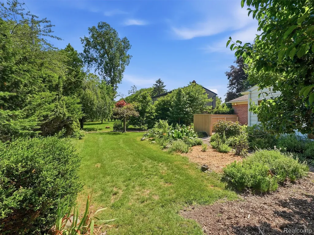 31526 Sunset Drive Beverly Hills Village MI 48025